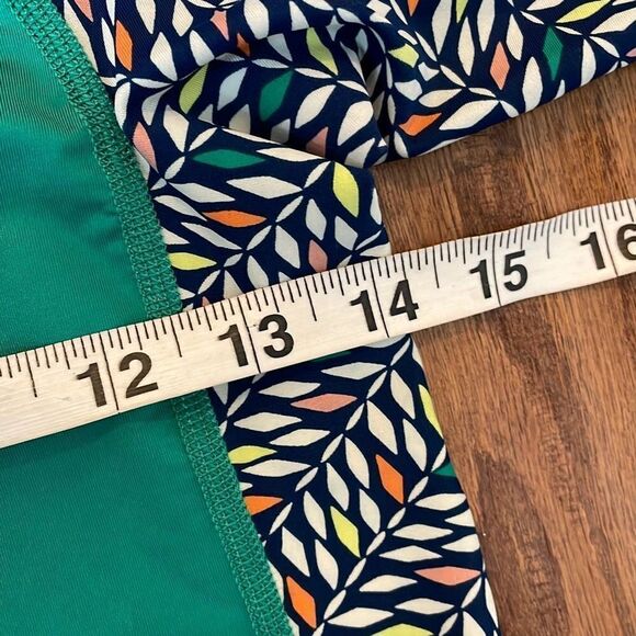 Patagonia girls green rash guard size L(12) - Picture 4 of 8